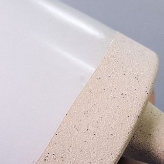 素材の性質上小さな傷やへこみがあります。