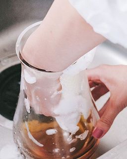 口が広いからお手入れも簡単。お花を長持ちさせるには花器を清潔に保つことが大切なんです。