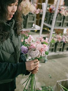 フローリストがスパイラルに束ねてお届けします。