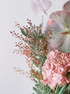 アカシアの蕾は咲きません。乾燥しやすいので、空調の風は避けてお飾りください