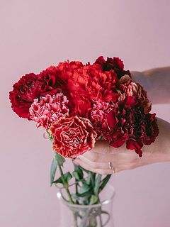 深みのある色や、鮮やかなレッドのコントラストが魅力のブーケです。