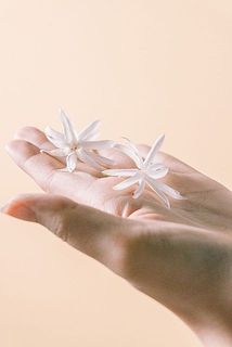 開花している花は、配送中に落ちてしまう場合がございます。