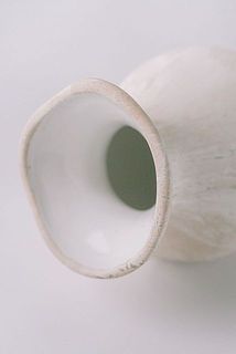 ホワイトベージュのような色合いです。