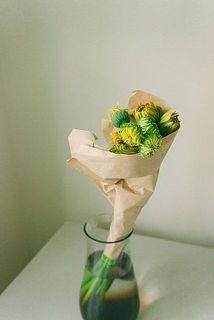 届いたらすぐに深めの水で、水揚げをすると水圧でお花に水が届きます。 