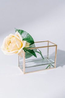 短く切ったお花を斜めに飾ってもおしゃれ。