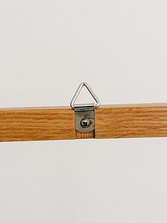 額縁の裏面には、壁掛け用の金具が付いています。壁にかける際は、画びょうやピンなどに引っ掛けてご使用ください。（壁に穴があきますのでご注意ください）