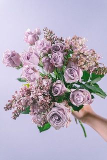 お届け一例。ライラックの色やバラの品種おまかせになります。写真と少し異なる場合も。