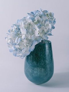 花を傾けて飾っても絵になります。