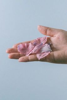 配送中の揺れで花びらが落ちる場合がございます。