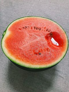 スプーンですくって食べるのがおすすめ。果汁が溢れます🤤タネも普通のスイカの4分の1ほど小さく、そのまま食べられます。