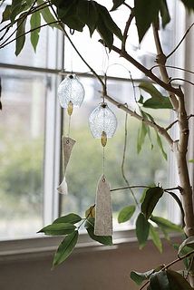 植物と飾るとより涼やかな印象に。
