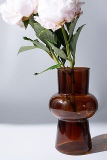 淡い色のお花と合わせると落ち着いた印象に。