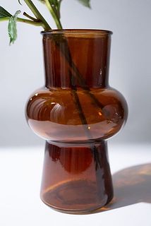 丸みのある部分に茎を引っ掛けると短くなった花も一緒に飾れます。