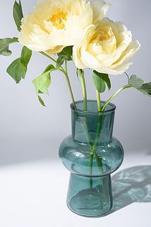 青みグリーンのカラーリングでどんなお花も爽やかな印象に。