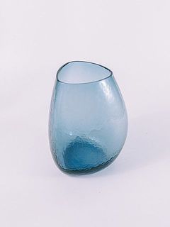 片側の丸みが花をバランスよく飾れるポイントです。