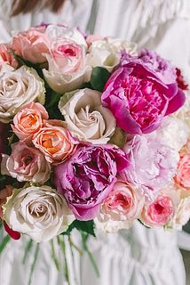 心が明るくなる。ふりふりの芍薬とローズの組み合わせ