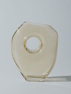 柔らかな曲線が美しい花器です。