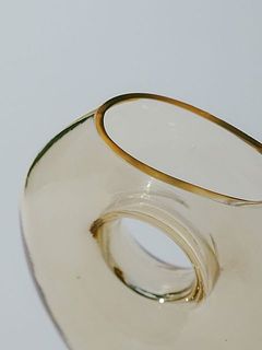 覗く角度で表情が異なります。
