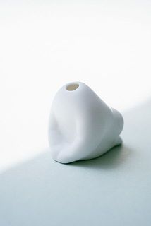 丁寧に揃えられた手から奥ゆかしさを感じられます。