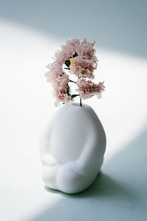 飾る花によってかしこまった雰囲気に。