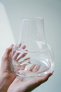 ブーケをそのまま飾っても、切り戻した花を飾ってもちょうど良い絶妙なサイズなんです。