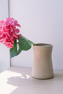 口が広いので、アジサイを１輪傾けて飾ってもかわいい。