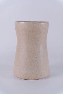 絶妙なくびれが花をふんわり支えてくれます。