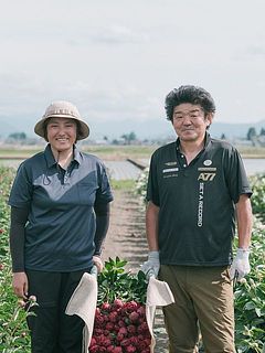 生産者の佐井さんと娘のあゆみさん。ご家族で愛情を持って育てています。