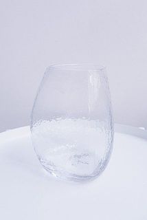 表面の細かな凹凸が氷を思わせるようで涼しげです。