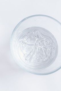 コップに入れるとまるで氷のよう。