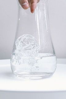お手持ちの花瓶に入れて剣山のようにご使用ください。