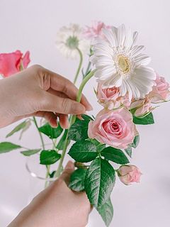スプレーバラを軸にお花を活けると綺麗に見えやすいです。