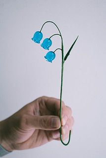 うつむいて咲く姿が繊細に表現されています。