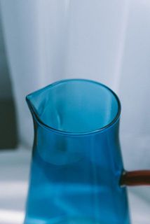 上部に行くにつれて口が細く、注ぎ口のようになっています。