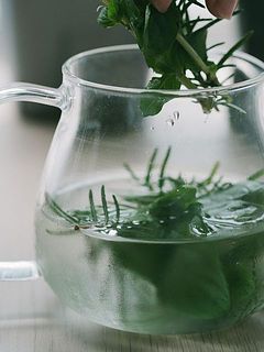 水を注ぎ、ハーブを入れます。