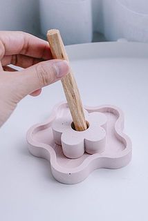 パロサント専用のホルダー付きです。
