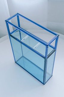 中に透明な仕切りがついています。