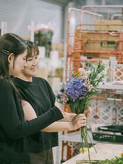 場所はFLOWERの花の仕事場。出荷がされていくすぐそばで、会場をご用意。フローリストが丁寧にお教えします。