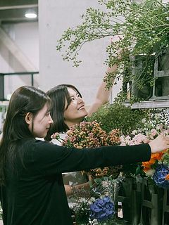好きな花を自分で選ぶ体験を。当日は見本もご用意しています。その通りに作ることもできますので、ご安心ください🥰