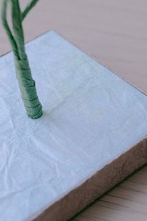 染め和紙のため、グリーンがかった部分があります。