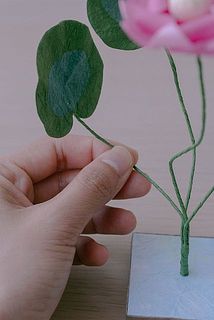 葉っぱや蓮の花にはワイヤーが入っているので、自由に動かせます。