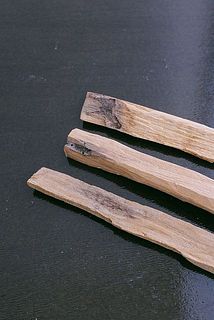 お届け例：香木ならではのヤニがついているもの。