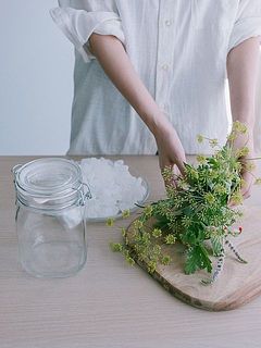 ガラスの保存瓶、氷砂糖、ハーブをセットにしてお届け。
