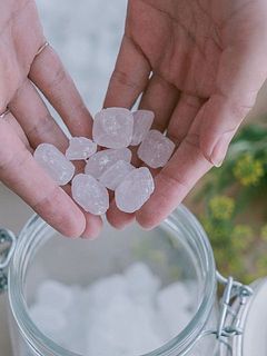 作り方：ガラス瓶をしっかり煮沸して消毒した後、氷砂糖を瓶の1/4いれます。
