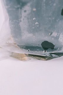 配送中の揺れにより、水が多少こぼれてしまう可能性がございます。あらかじめご了承ください。