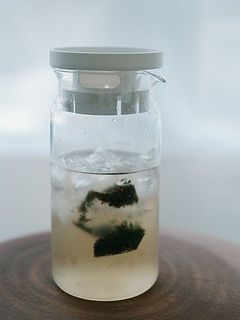 ティーバッグ1包をティーポットやティーボトルに入れ、沸騰したお湯を300mlほど注ぎ3分ほどお待ち下さい。