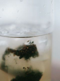 沸騰したお湯を冷まさず入れることで、ハーブの香り成分がお湯に抽出されやすくなります。