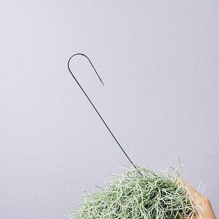 ハンギング用の針金がついています。取り扱いの際に怪我をしないよう気をつけて。