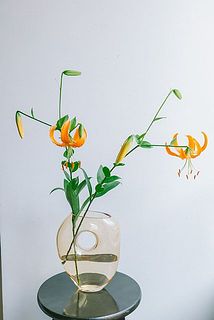 2本でも存在感があります。使用花器：Onkalo Vase（イエロー）※別売り