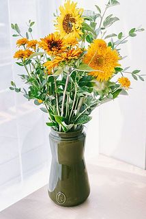 ひまわり等季節の草花を入れて楽しんで。